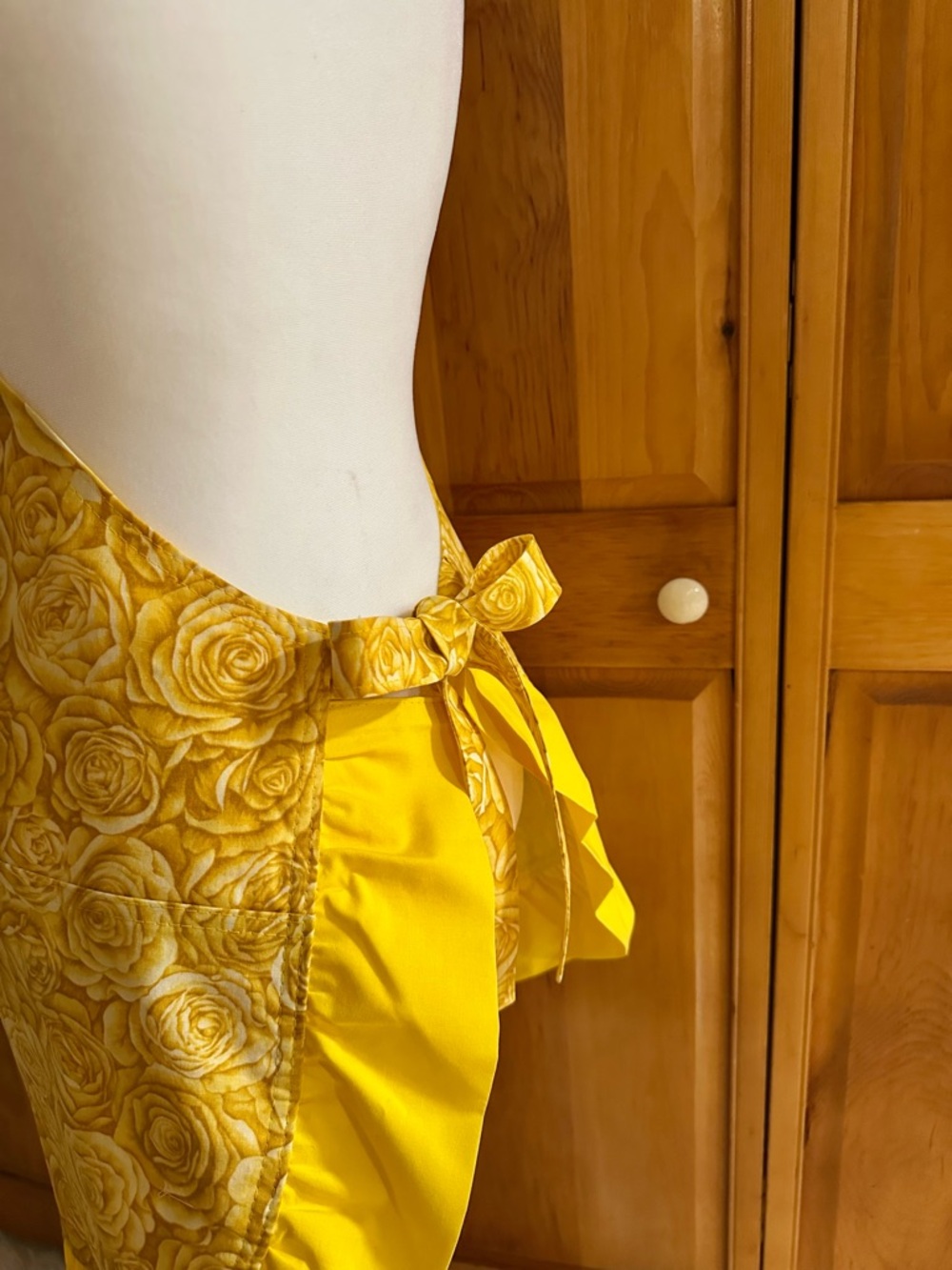 Yellow Rose Print Ruffled Apron - Picture 10 of 10